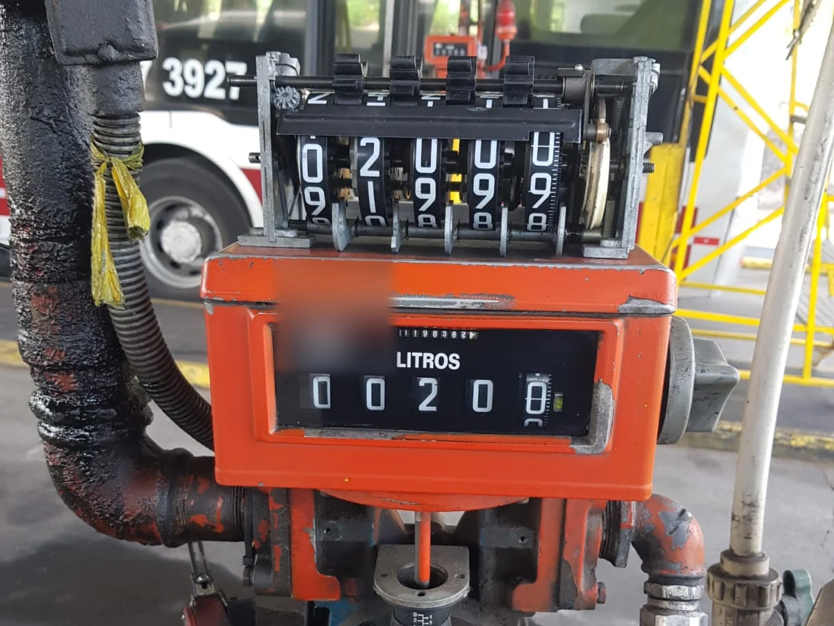 Bomba de diesel comum S-10 aberta para inspeção preventiva dos componentes internos
