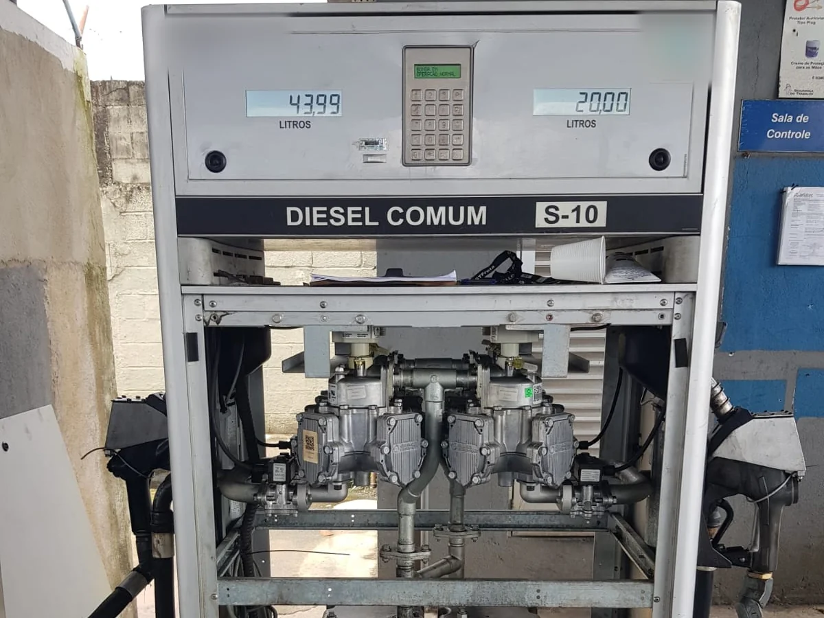 Bomba de diesel comum S-10 aberta para inspeção preventiva dos componentes internos